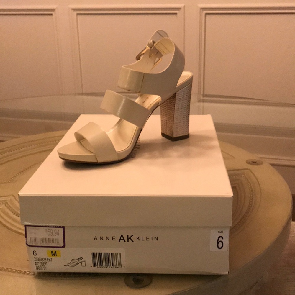 Anne Klein Sz 6 Ivory Sandals with Block Heel